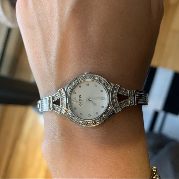 Guess watch, small face with decorative bracelet. Adjustable. - Picture 2 of 4